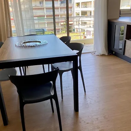 Spacious Bright Nest With Balcony In Apartment Cannes