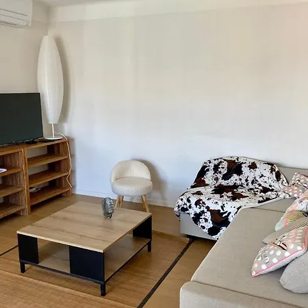 Spacious Bright Nest With Balcony In
